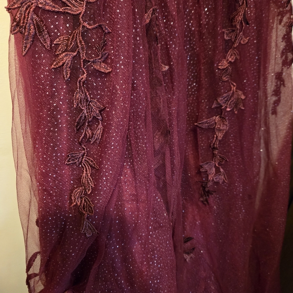 Elegant Burgundy Lace Dress - Picture 11 of 12